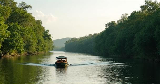 Río Grijalva en Tabasco — vista desde orilla con vegetación tropical